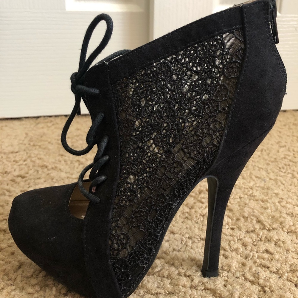 Floral lace pumps🖤🖤🖤